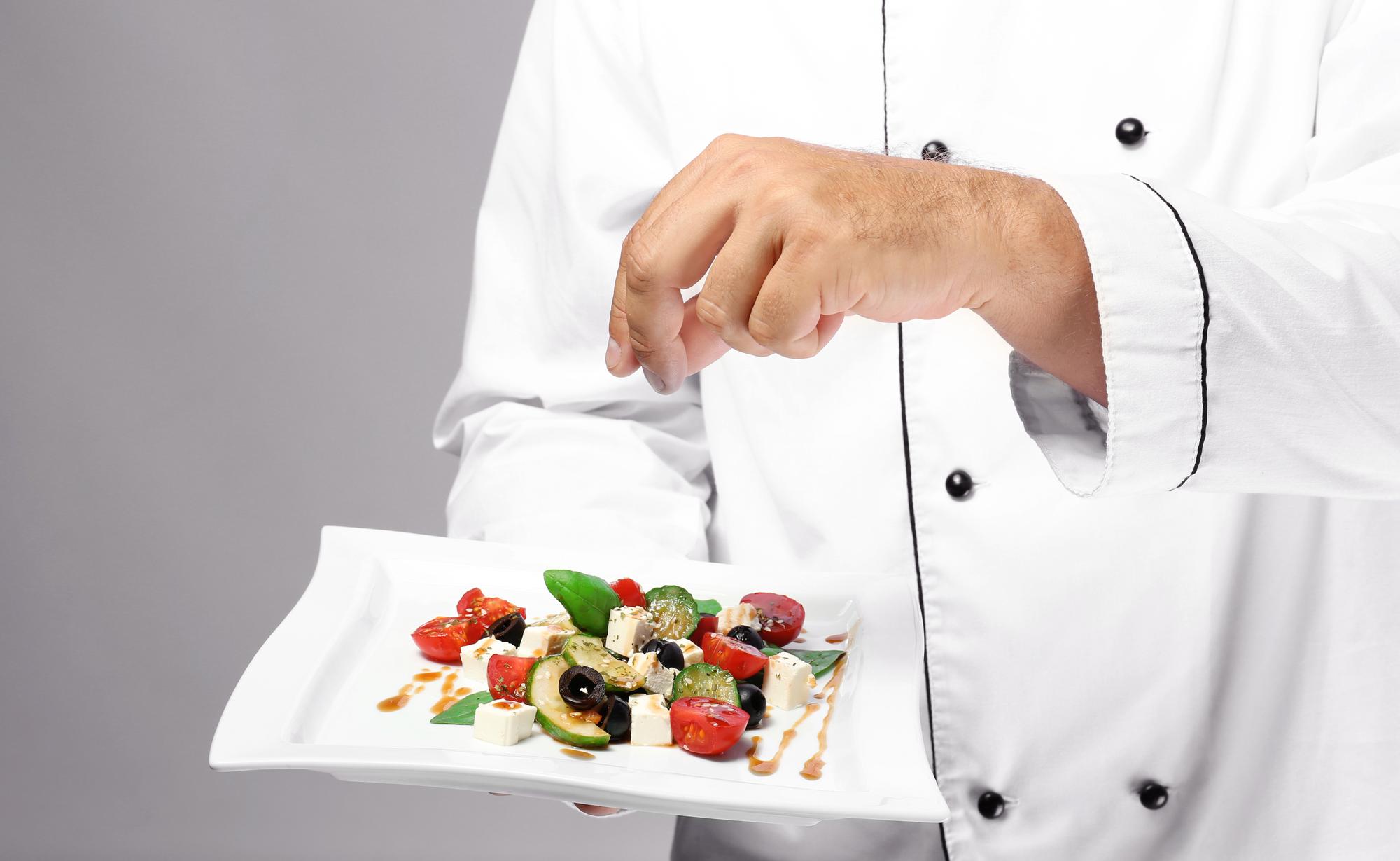Šefas ruošiantis modernų patiekalą su spalvingais ingredientais